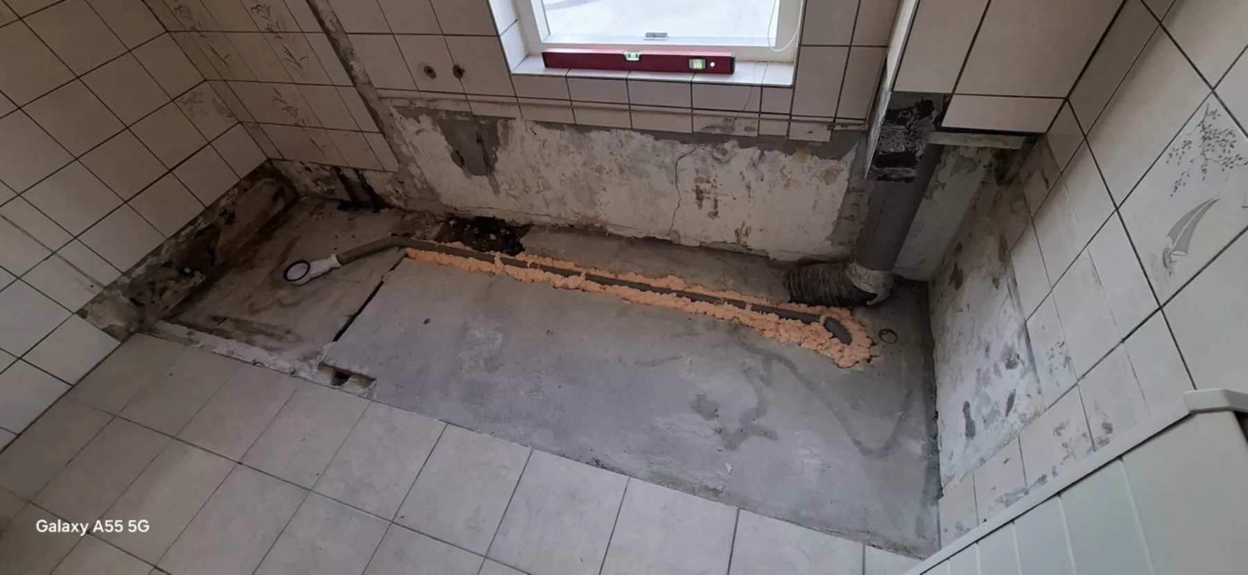 Nieuwe afvoer ingefreesd in de vloer op de plek van het oude bad