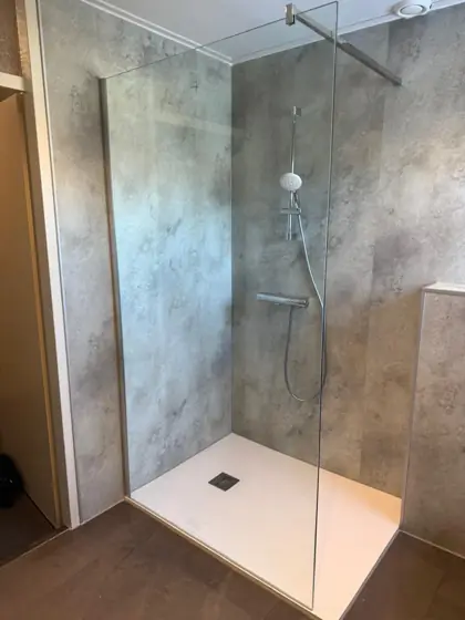 Badkamer met waterdichte wandpanelen in de douche