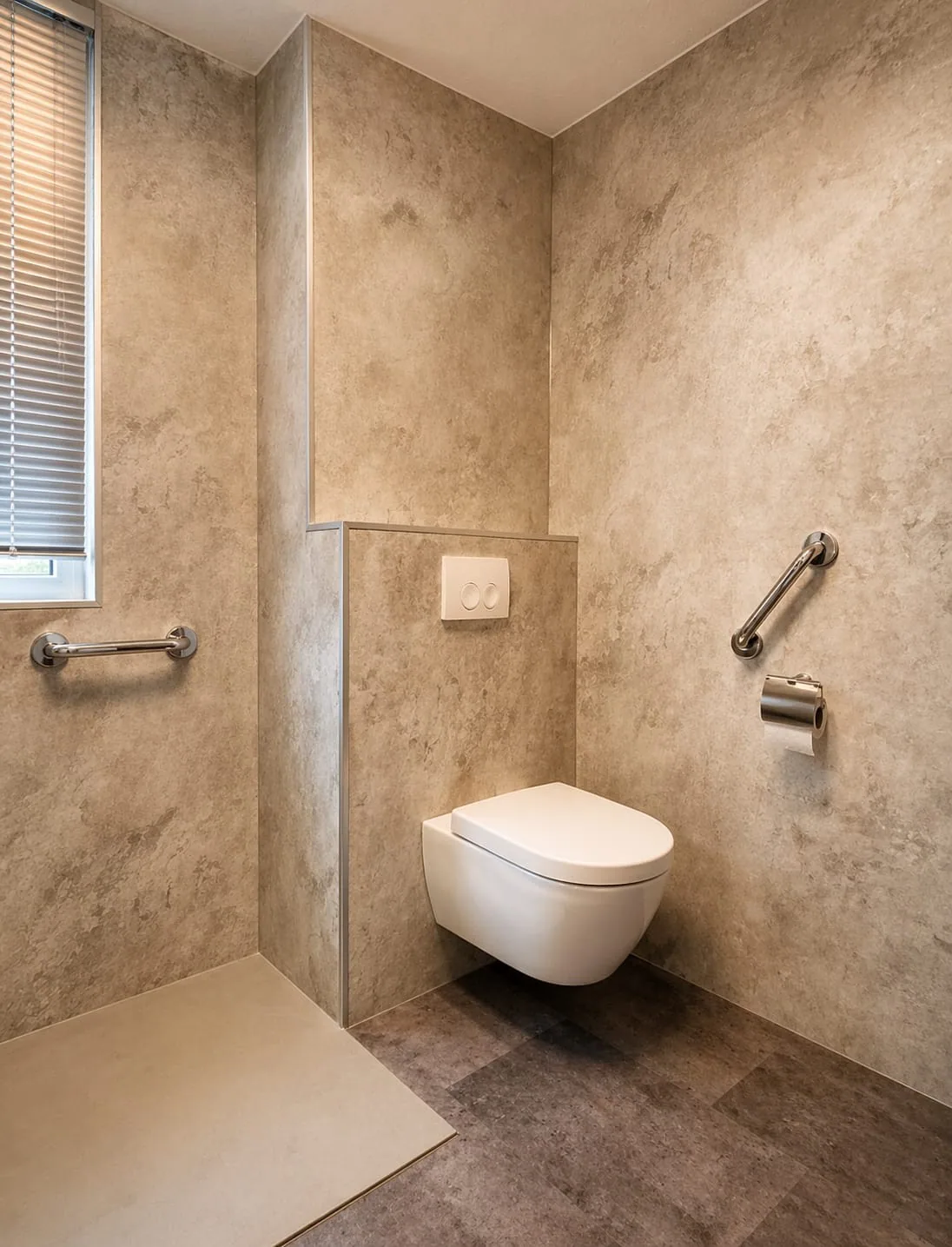 Wit hangtoilet tegen steenlook wandpanelen