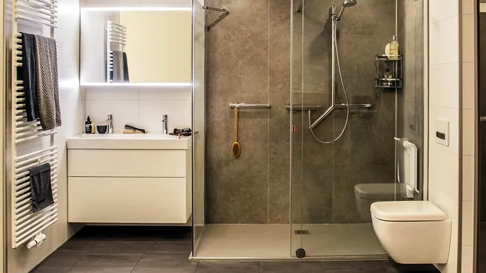 Grijze badkamer met inloopdouche na renovatie