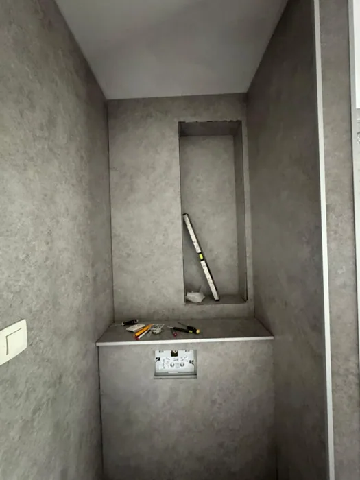 Douchenis afgewerkt met witte wandpanelen na renovatie